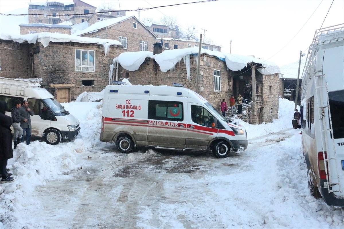 Bitlis'te hamile kadın 5 saatlik mücadeleyle hastaneye yetiştirildi