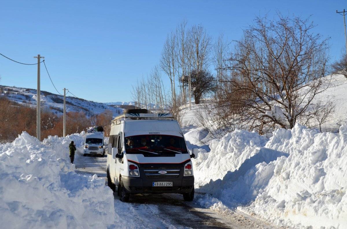 Muş'ta bir hafta sonra yolları açılan köylülerden halaylı kutlama