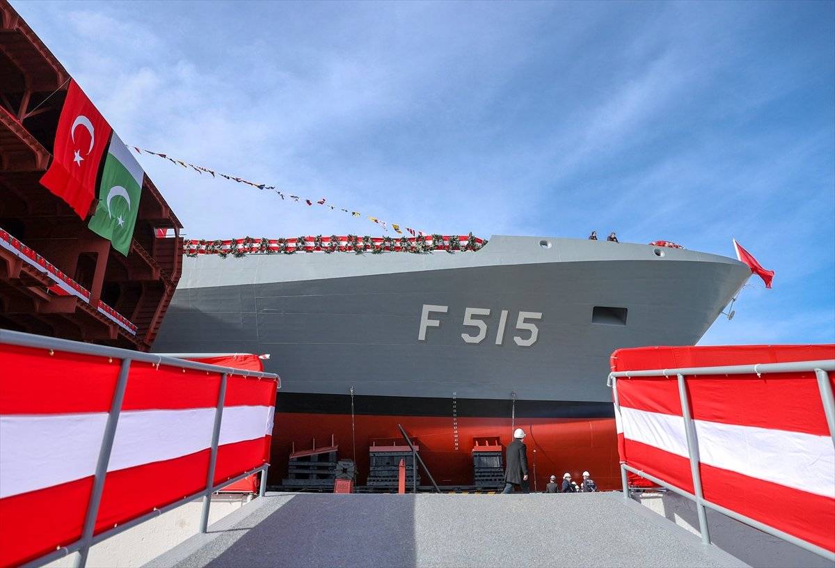 İstanbul Fırkateyni denizle buluştu