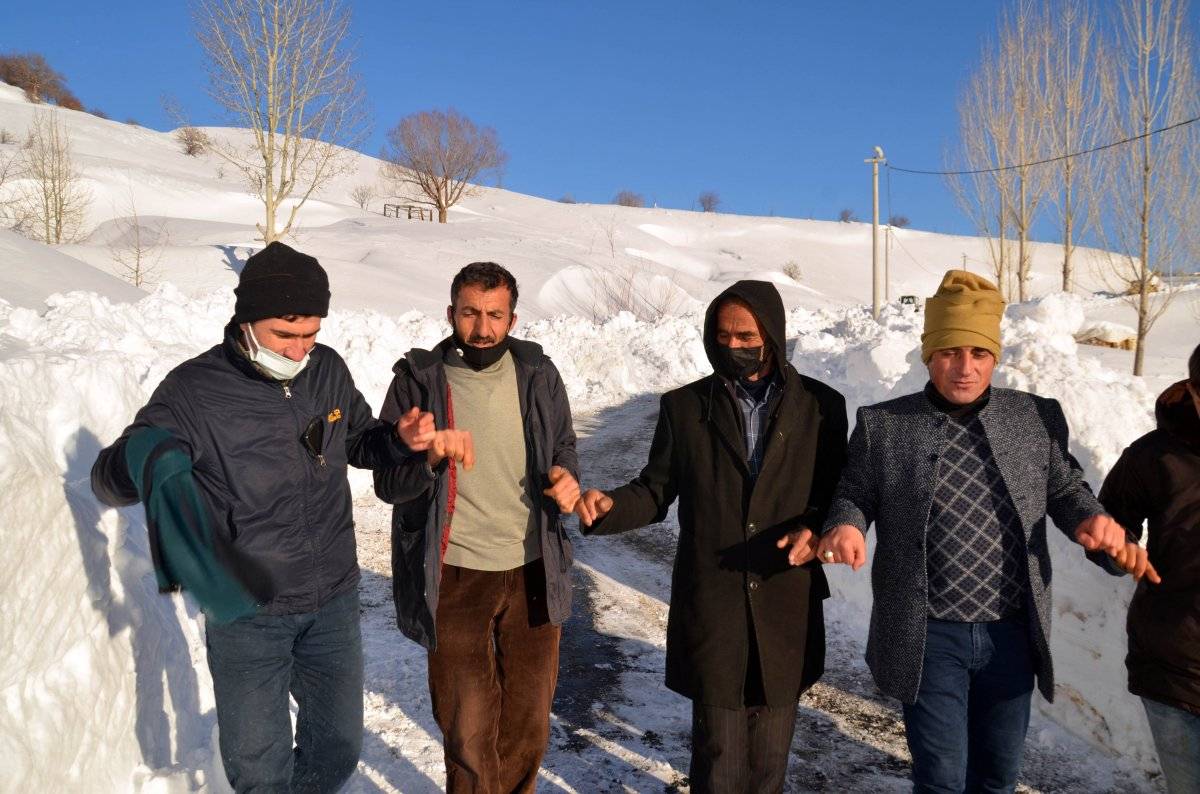 Muş'ta bir hafta sonra yolları açılan köylülerden halaylı kutlama