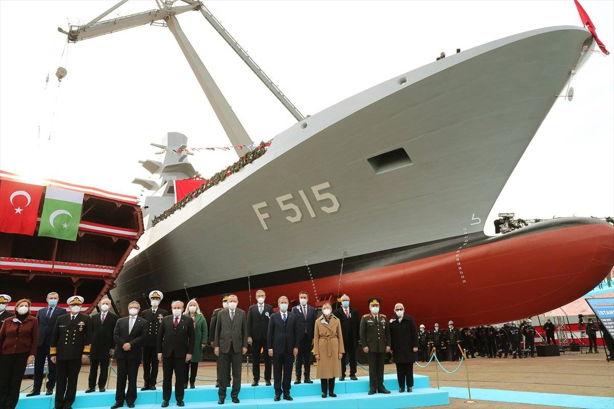 İstanbul Fırkateyni denizle buluştu