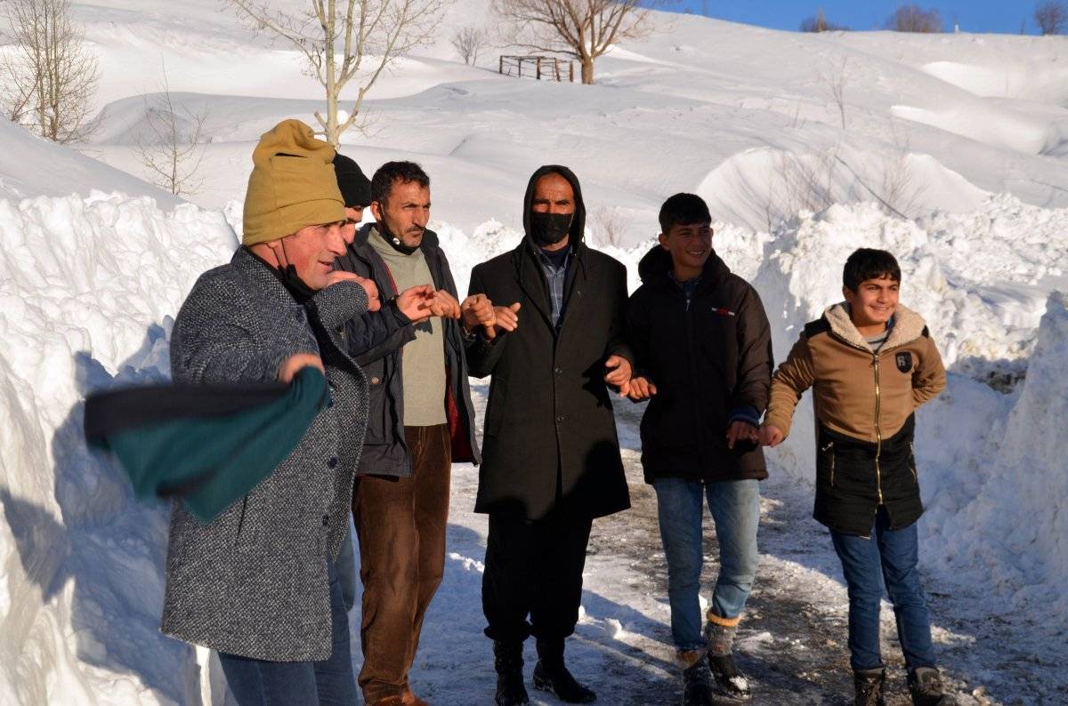Muş'ta bir hafta sonra yolları açılan köylülerden halaylı kutlama