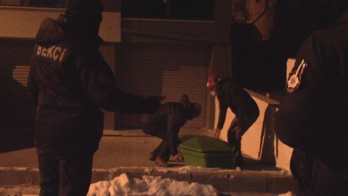 Sivas'ta apartman önüne bırakılan tabut korkuya neden oldu