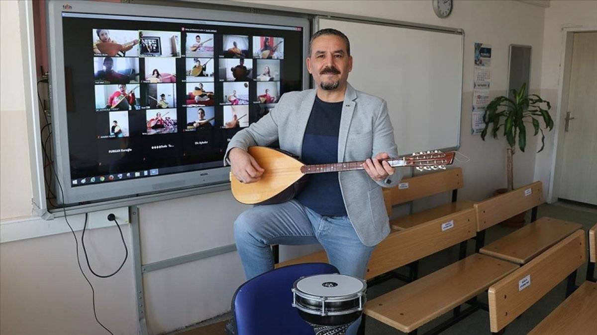Karabük'te gönüllü öğretmen, bağlama derslerini çevrimiçi veriyor