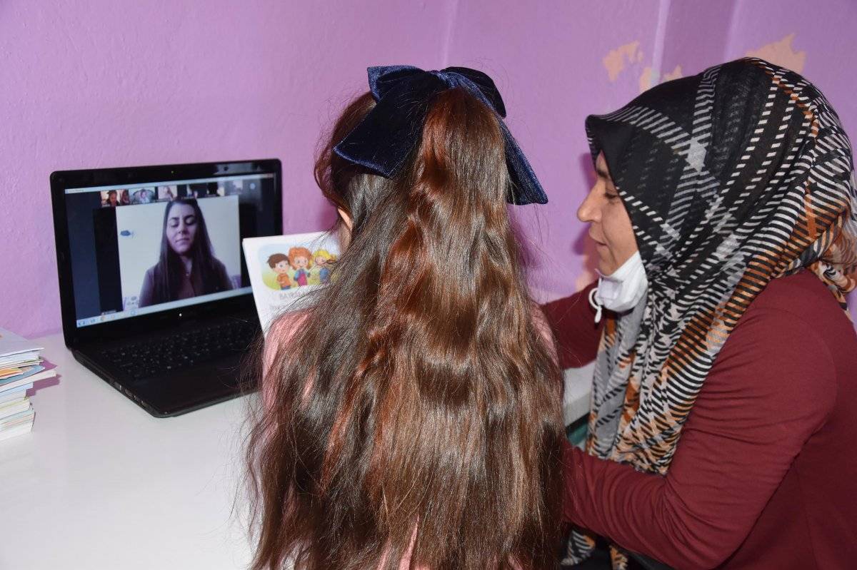 Kütahya'da kızıyla EBA'yı takip eden anne, okuma yazma öğrendi