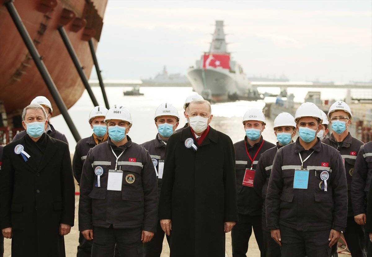 İstanbul Fırkateyni denizle buluştu