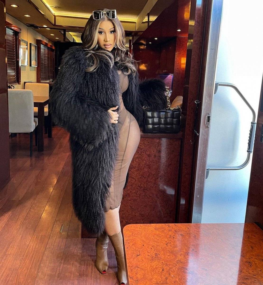 Cardi B'nin dikkat çeken kıyafeti
