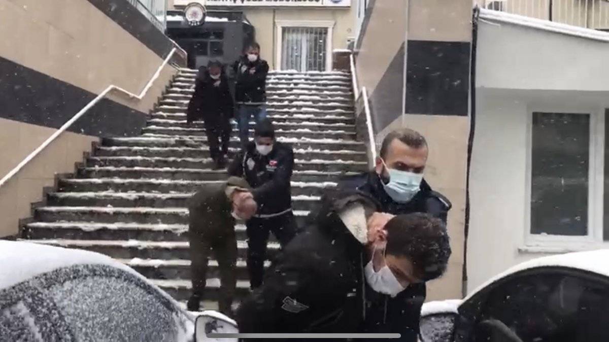 Çekmeköy’de müşteri gibi girdiği kuyumcuyu soydu