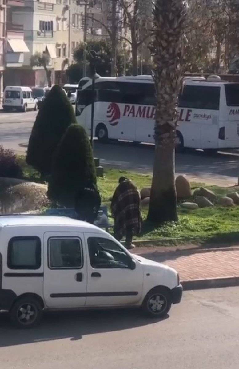 Antalya’da polis memurundan içleri ısıtan davranış