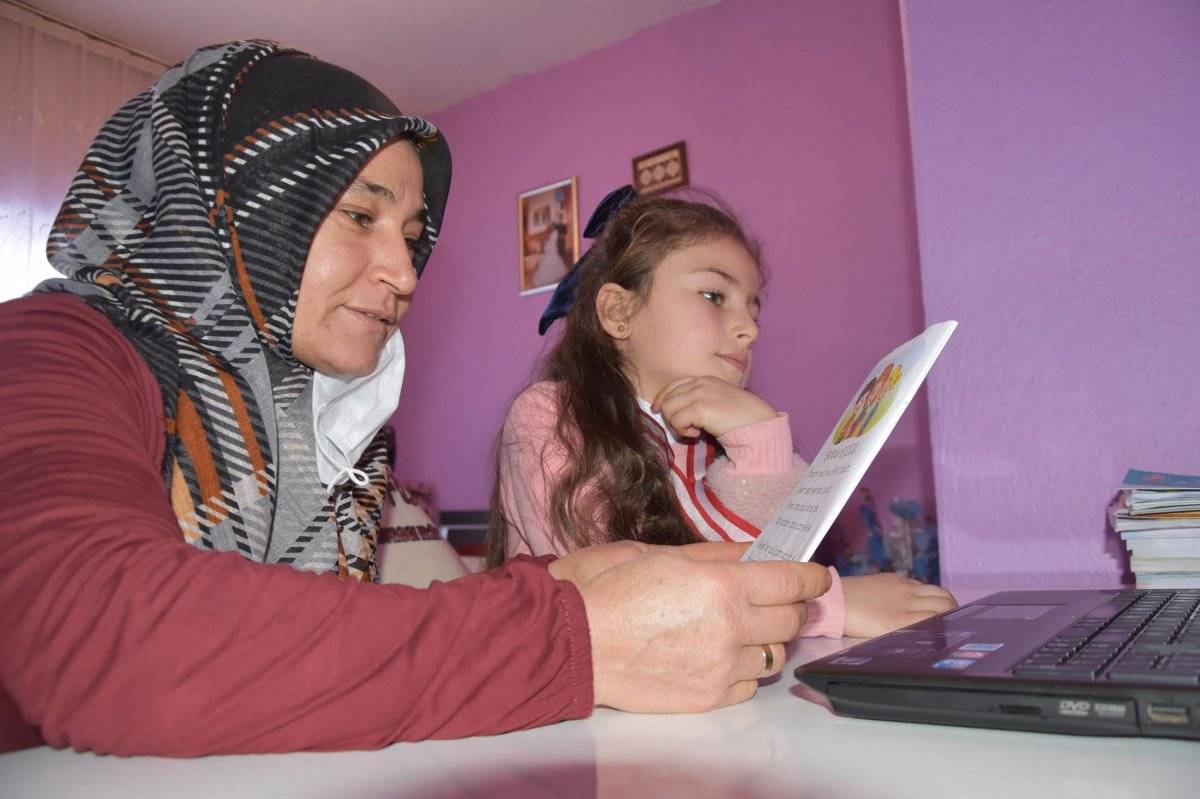 Kütahya'da kızıyla EBA'yı takip eden anne, okuma yazma öğrendi