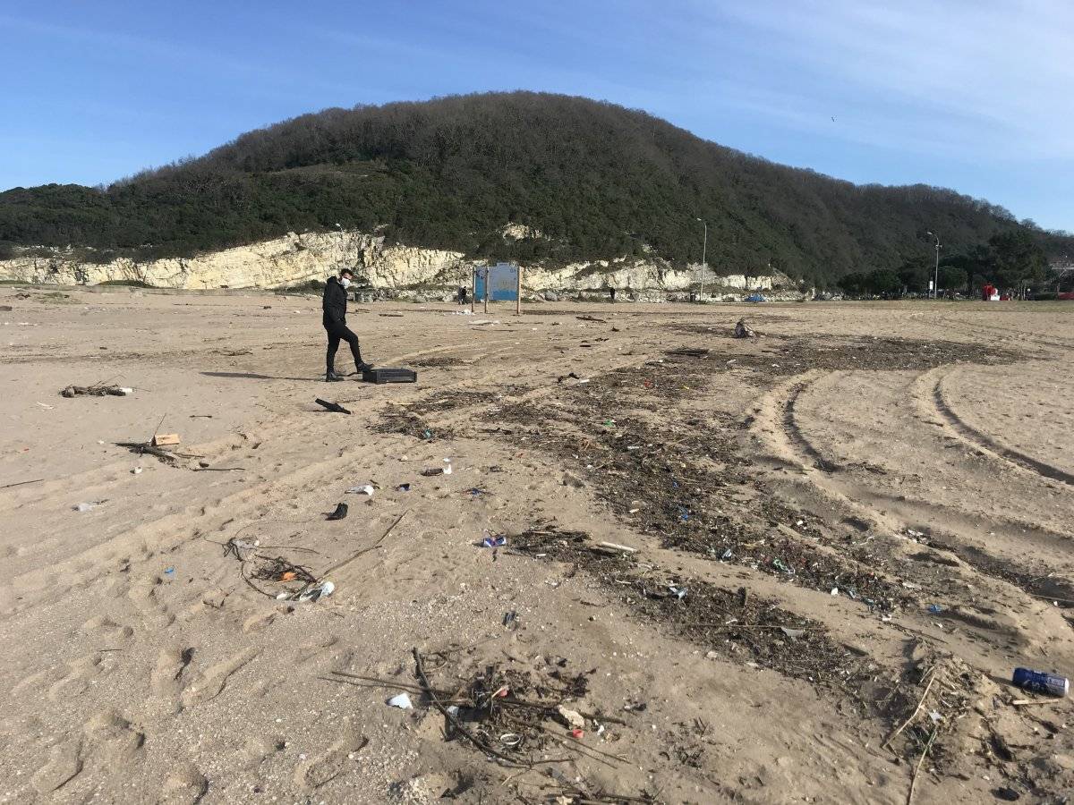 İstanbulluların akın ettiği sahil çöplüğü aratmadı