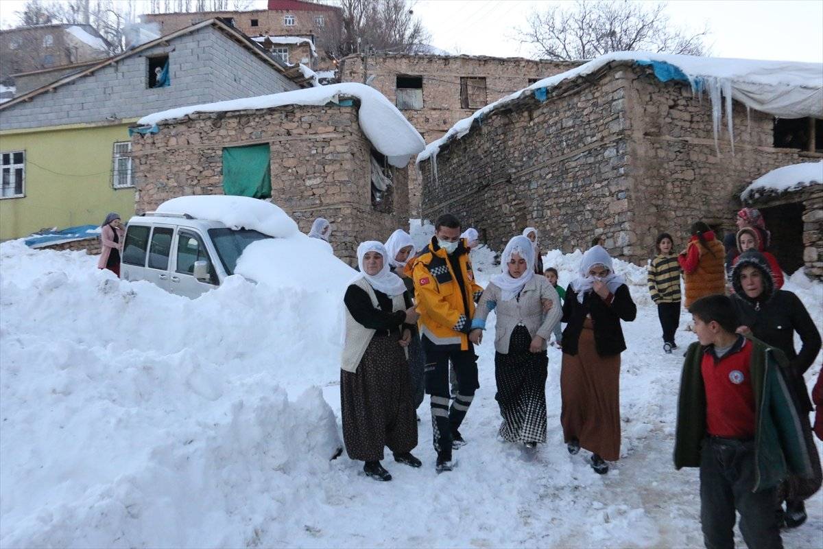 Bitlis'te hamile kadın 5 saatlik mücadeleyle hastaneye yetiştirildi