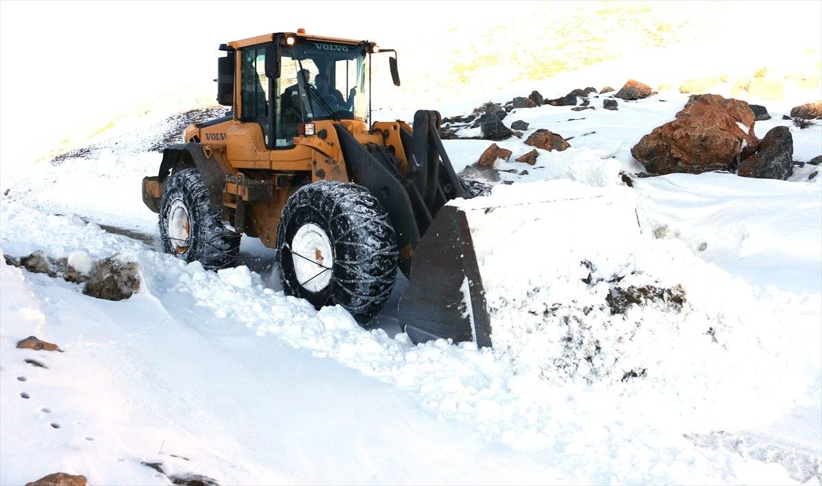 Bitlis'te hamile kadın 5 saatlik mücadeleyle hastaneye yetiştirildi