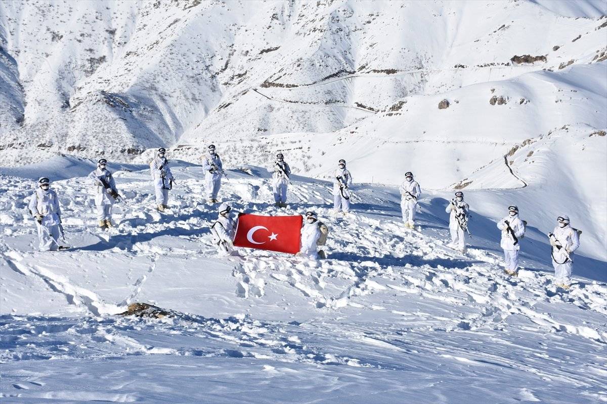 Zeliha Nine'nin ördüğü yün çoraplar Mehmetçik'i duygulandırdı