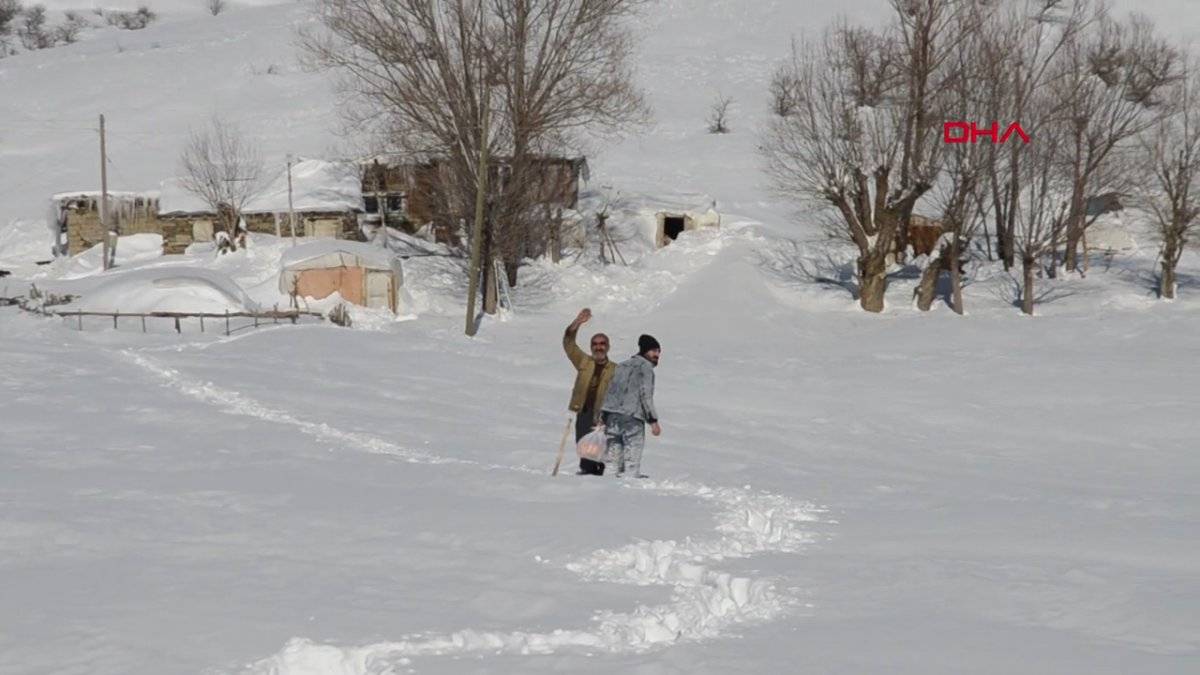 Muş'ta kar yüzünden köyüne dönemeyen Bayram'ın babasıyla buluşması