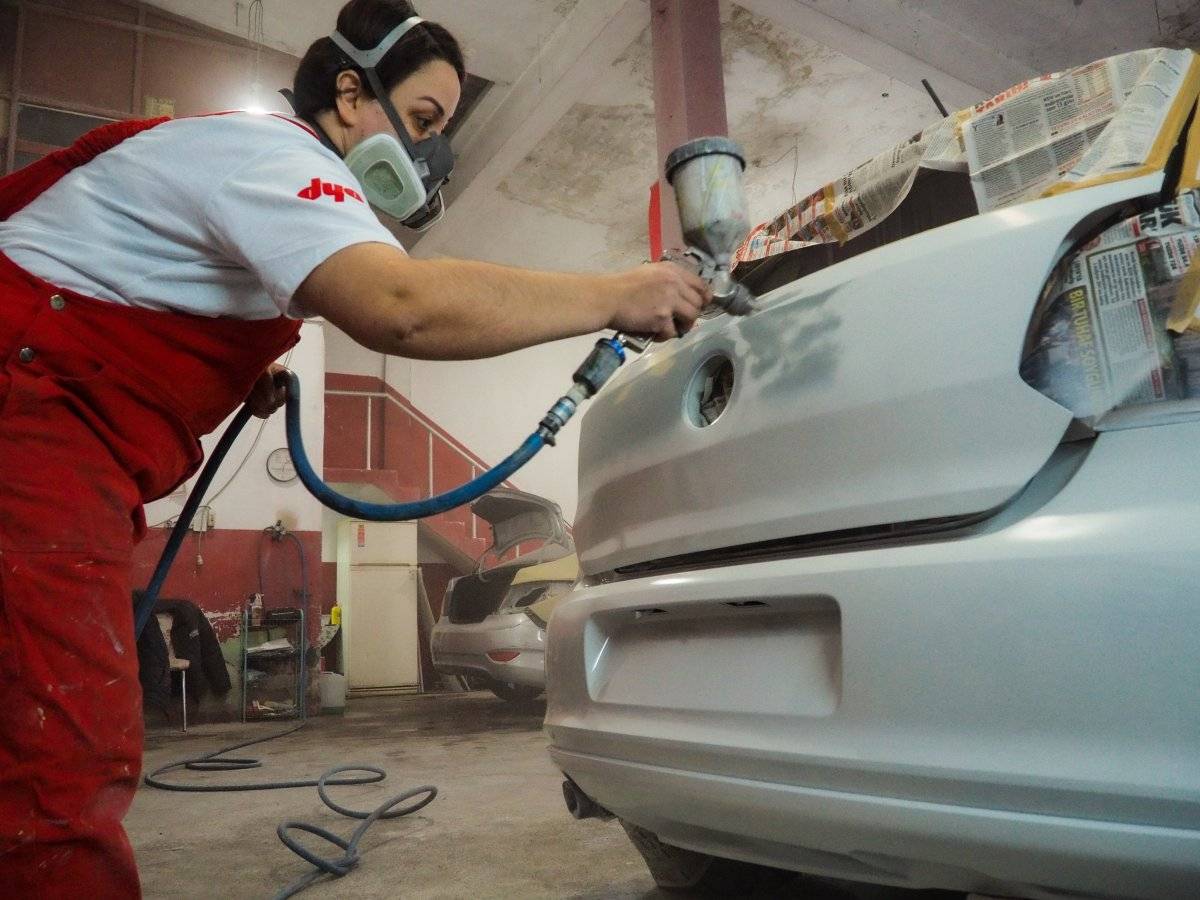 Edirneli oto boyacısı kadın, erkek ustalara taş çıkartıyor