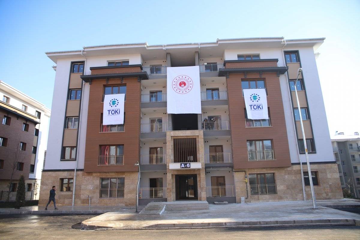 Elazığ'da 14 yaşındaki çocuk, Murat Kurum’a yaptığı maket evi hediye etti