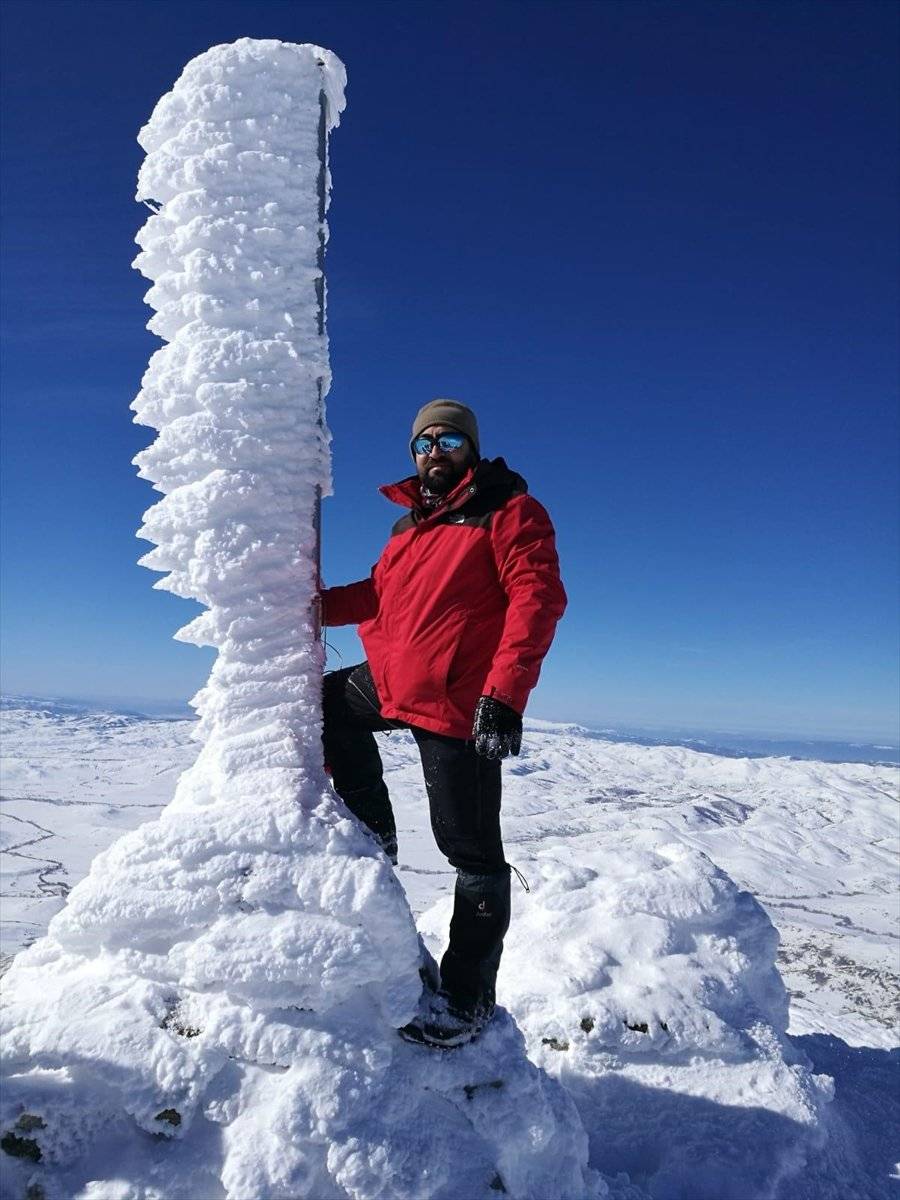 Yıldız Dağı'nın zirvesindeki Türk bayrağı yenisiyle değiştirildi