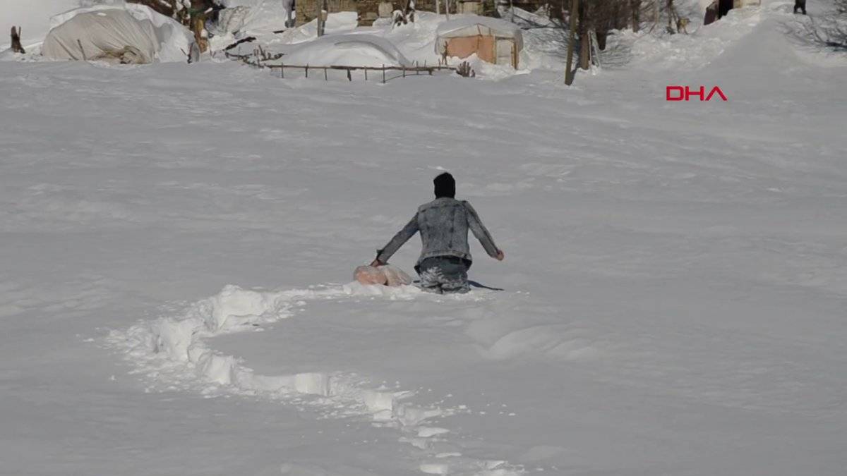Muş'ta kar yüzünden köyüne dönemeyen Bayram'ın babasıyla buluşması