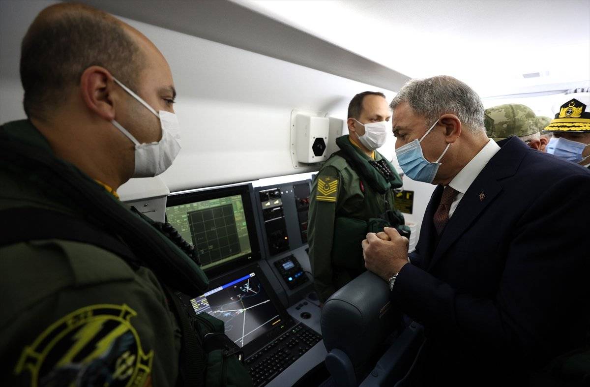 Hulusi Akar, Deniz Kuvvetleri'nin yeni uçağını inceledi