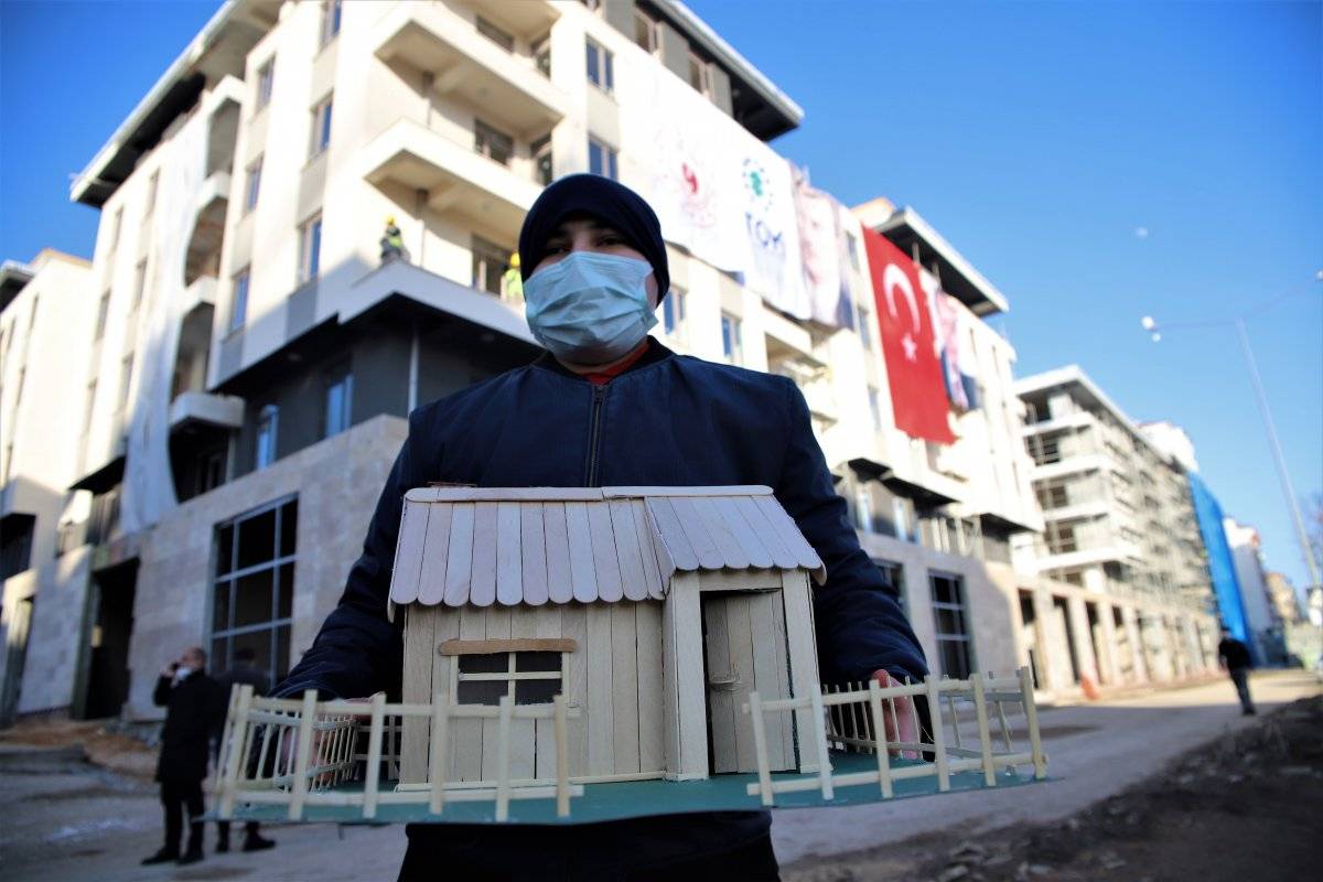 Elazığ'da 14 yaşındaki çocuk, Murat Kurum’a yaptığı maket evi hediye etti