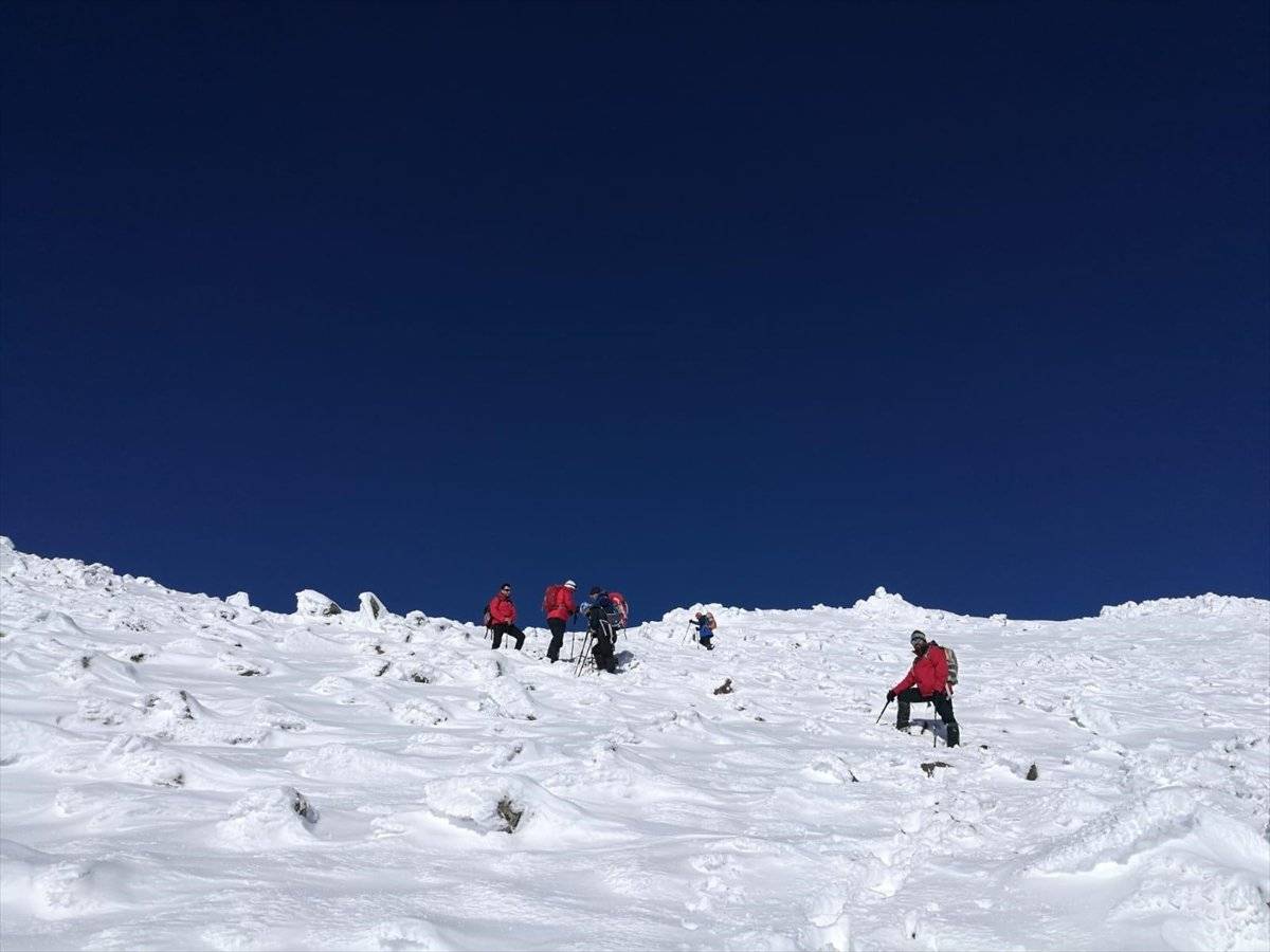 Yıldız Dağı'nın zirvesindeki Türk bayrağı yenisiyle değiştirildi