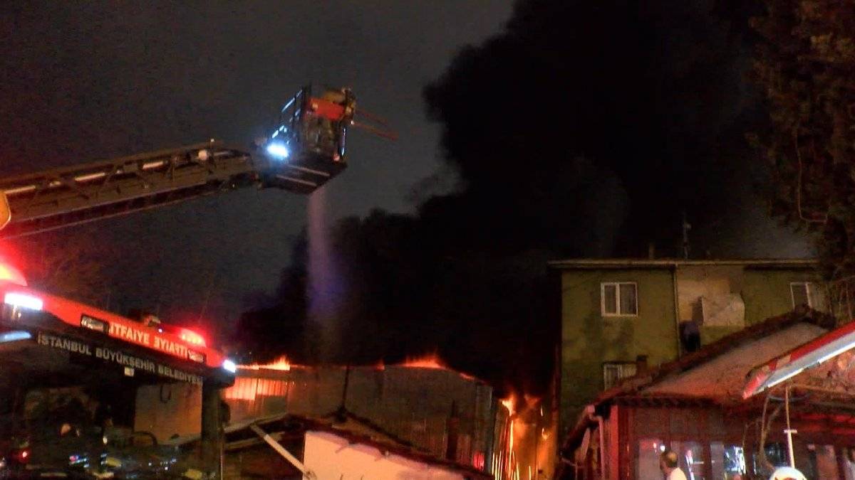 Maltepe'de geri dönüşüm deposunda yangın: Mahalleli depo sahiplerine saldırdı