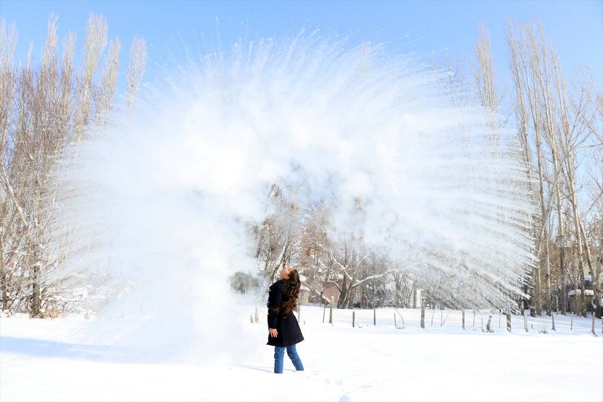 Ağrı'da havaya atılan sıcak su dondu