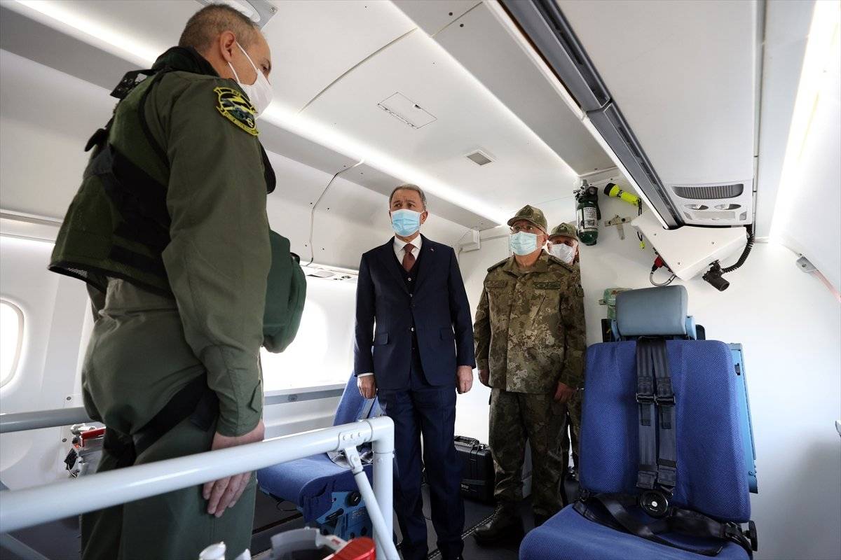 Hulusi Akar, Deniz Kuvvetleri'nin yeni uçağını inceledi