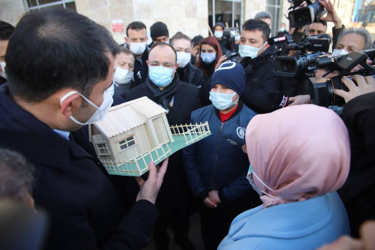 Elazığ'da 14 yaşındaki çocuk, Murat Kurum’a yaptığı maket evi hediye etti