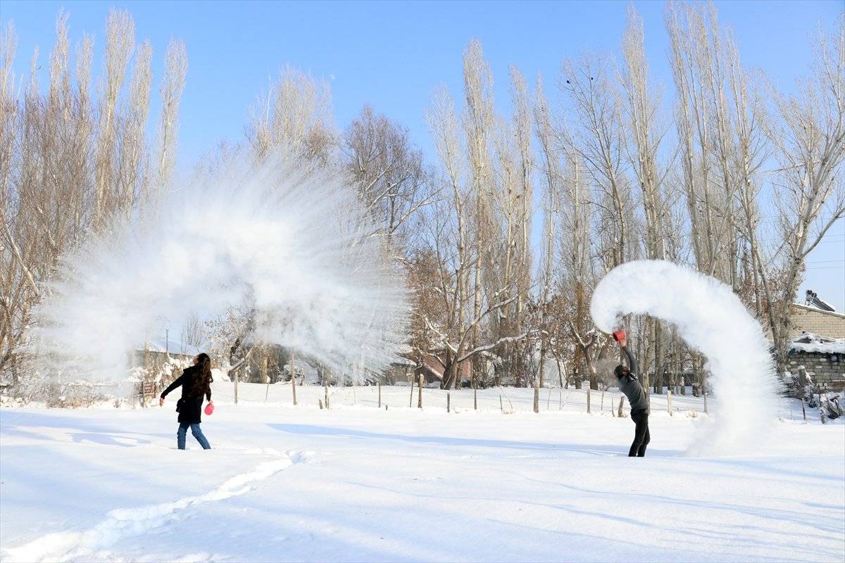 Ağrı'da havaya atılan sıcak su dondu