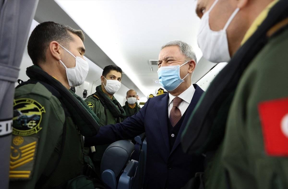 Hulusi Akar, Deniz Kuvvetleri'nin yeni uçağını inceledi