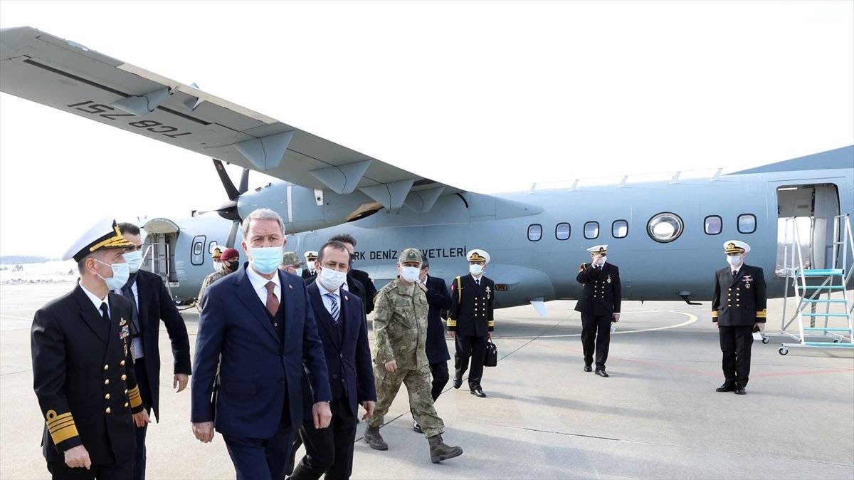 Hulusi Akar, Deniz Kuvvetleri'nin yeni uçağını inceledi