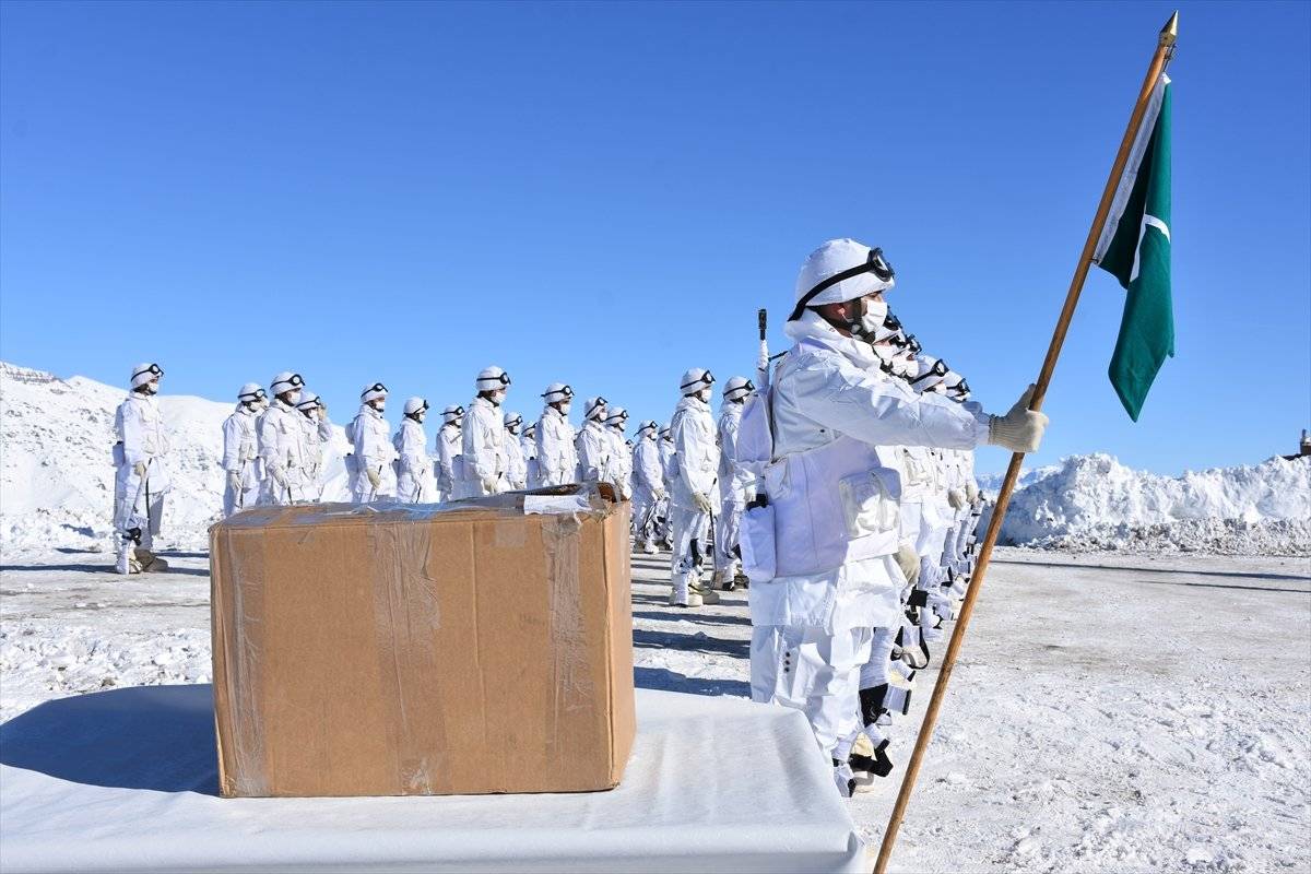 Zeliha Nine'nin ördüğü yün çoraplar Mehmetçik'i duygulandırdı