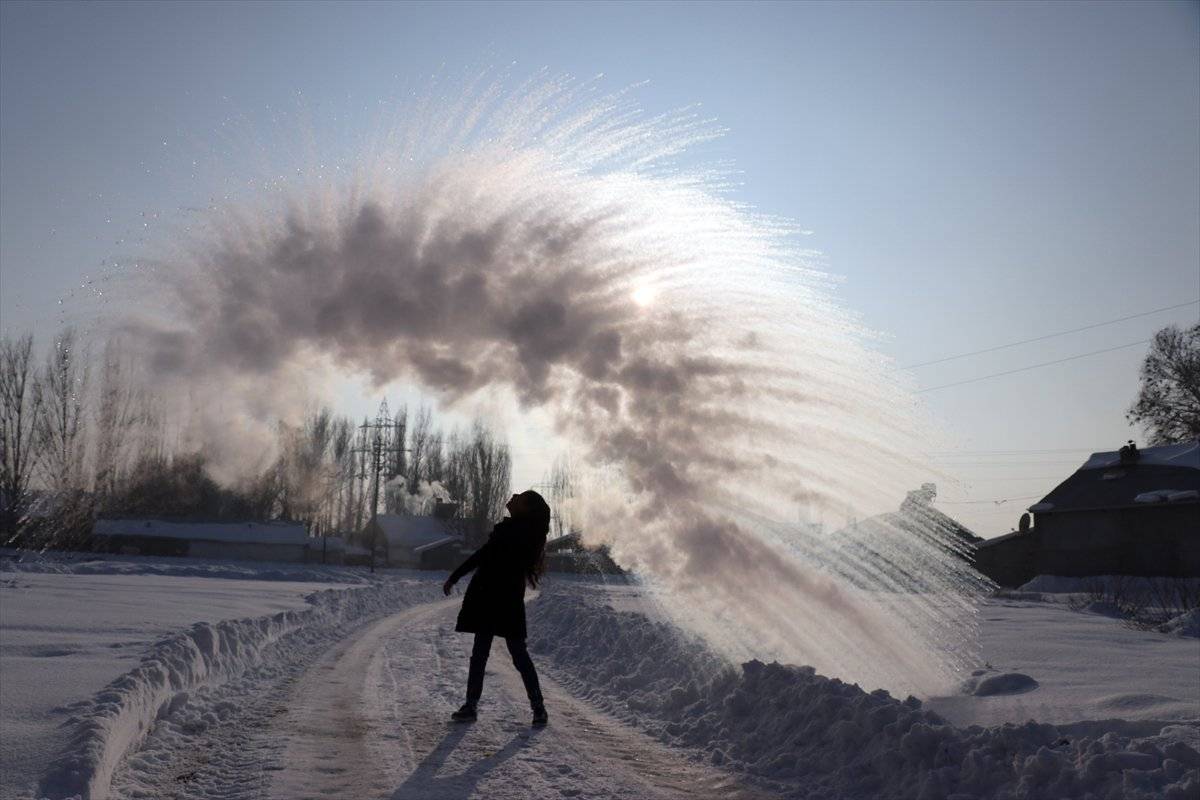 Ağrı'da havaya atılan sıcak su dondu