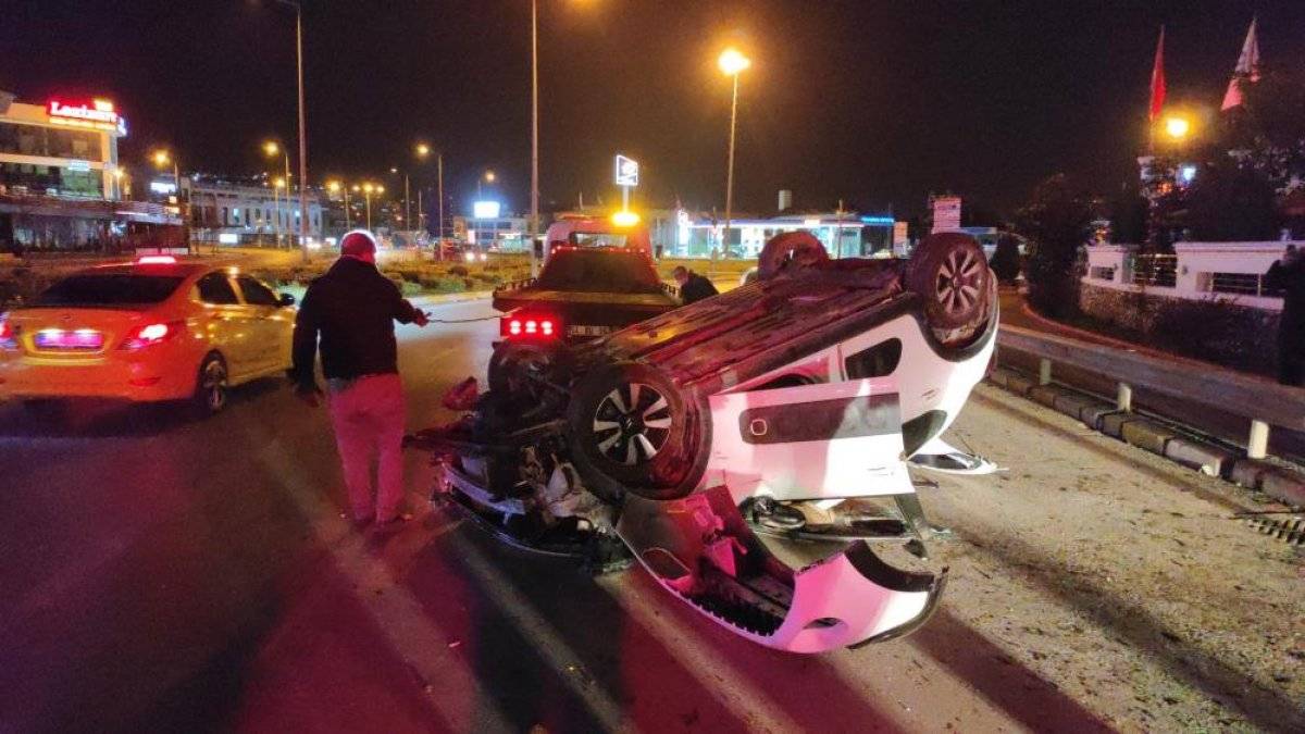 Sakarya takla atıp hurdaya dönen aracın sürücüsü hafif yaralı kurtuldu