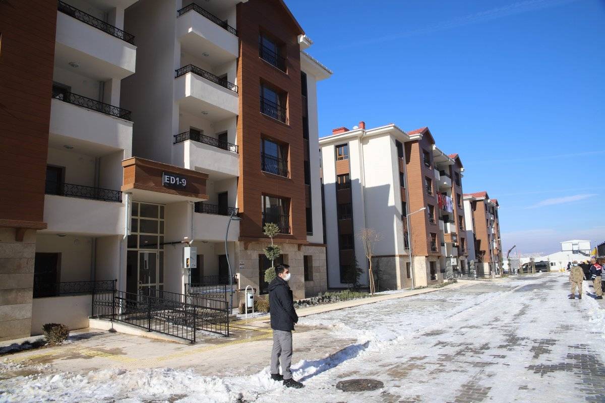 Elazığ'da 14 yaşındaki çocuk, Murat Kurum’a yaptığı maket evi hediye etti