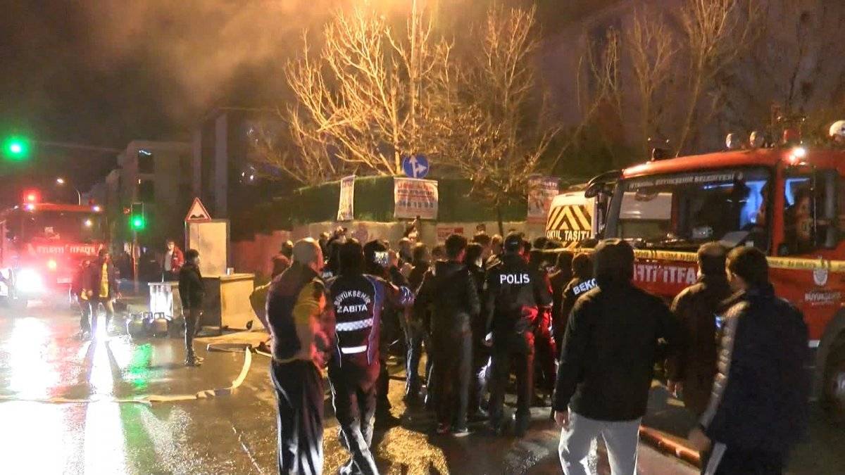Maltepe'de geri dönüşüm deposunda yangın: Mahalleli depo sahiplerine saldırdı