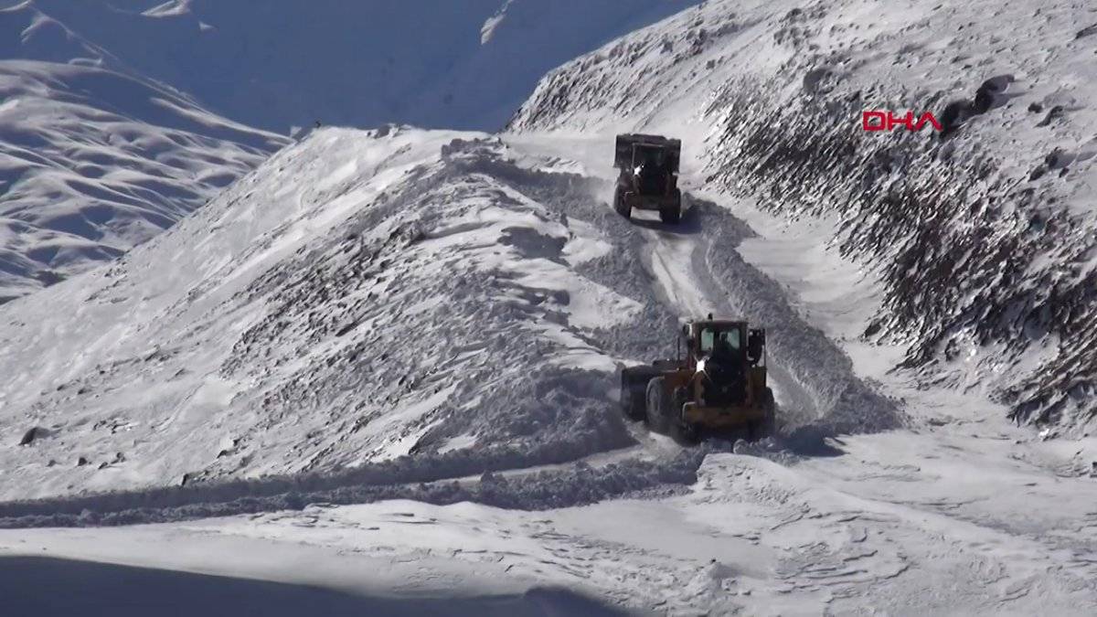Muş'ta kar yüzünden köyüne dönemeyen Bayram'ın babasıyla buluşması