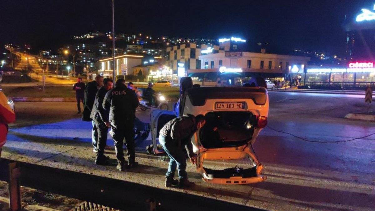 Sakarya takla atıp hurdaya dönen aracın sürücüsü hafif yaralı kurtuldu