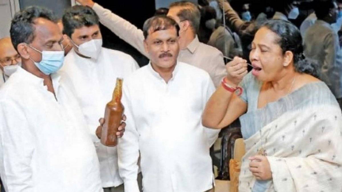 Koronavirüsten korunmak için iksir içen Sri Lankalı bakan, virüse yakalandı