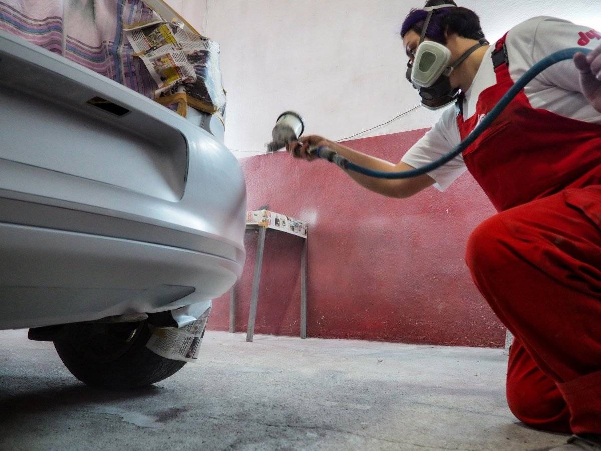 Edirneli oto boyacısı kadın, erkek ustalara taş çıkartıyor