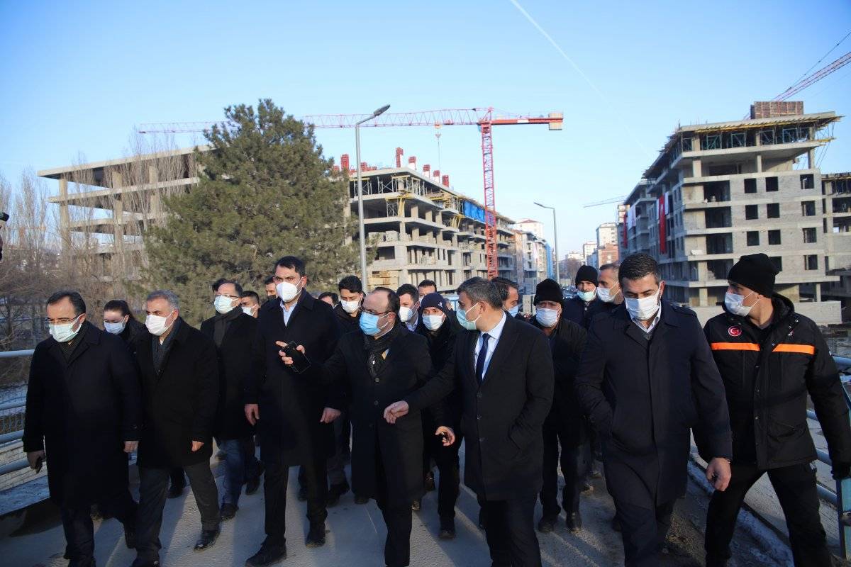 Elazığ'da 14 yaşındaki çocuk, Murat Kurum’a yaptığı maket evi hediye etti