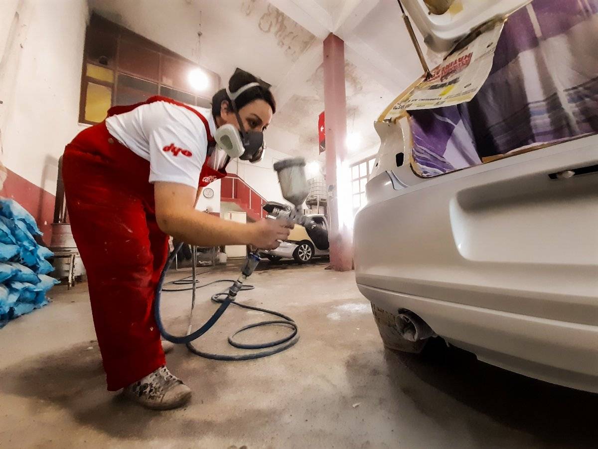 Edirneli oto boyacısı kadın, erkek ustalara taş çıkartıyor