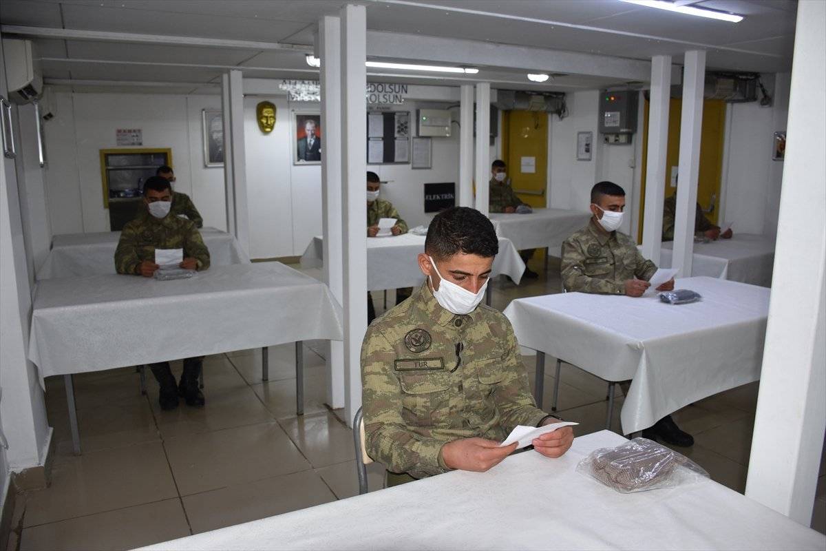 Zeliha Nine'nin ördüğü yün çoraplar Mehmetçik'i duygulandırdı