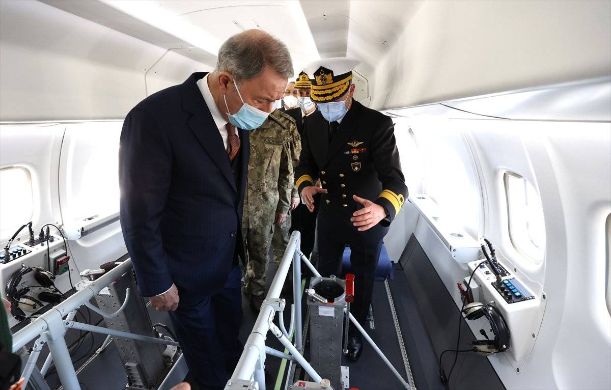 Hulusi Akar, Deniz Kuvvetleri'nin yeni uçağını inceledi