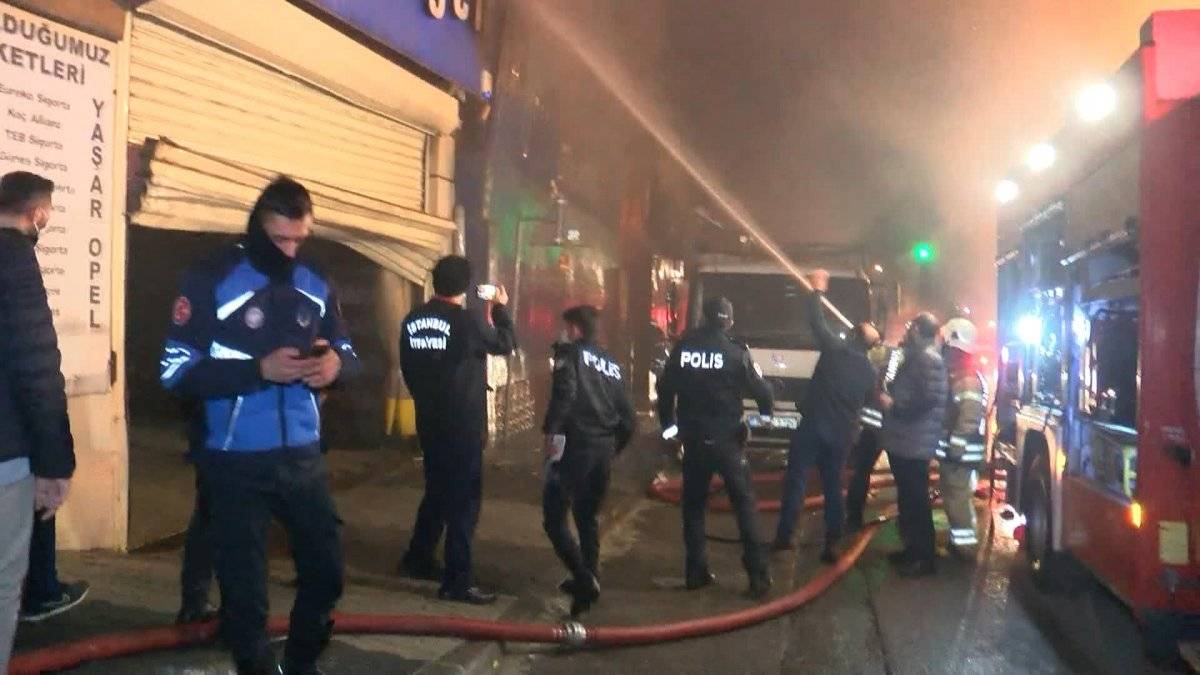 Maltepe'de geri dönüşüm deposunda yangın: Mahalleli depo sahiplerine saldırdı