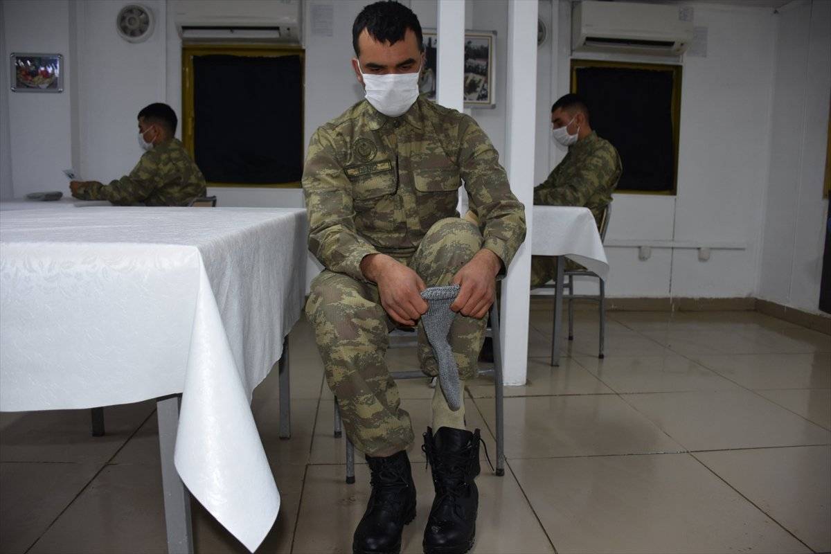 Zeliha Nine'nin ördüğü yün çoraplar Mehmetçik'i duygulandırdı