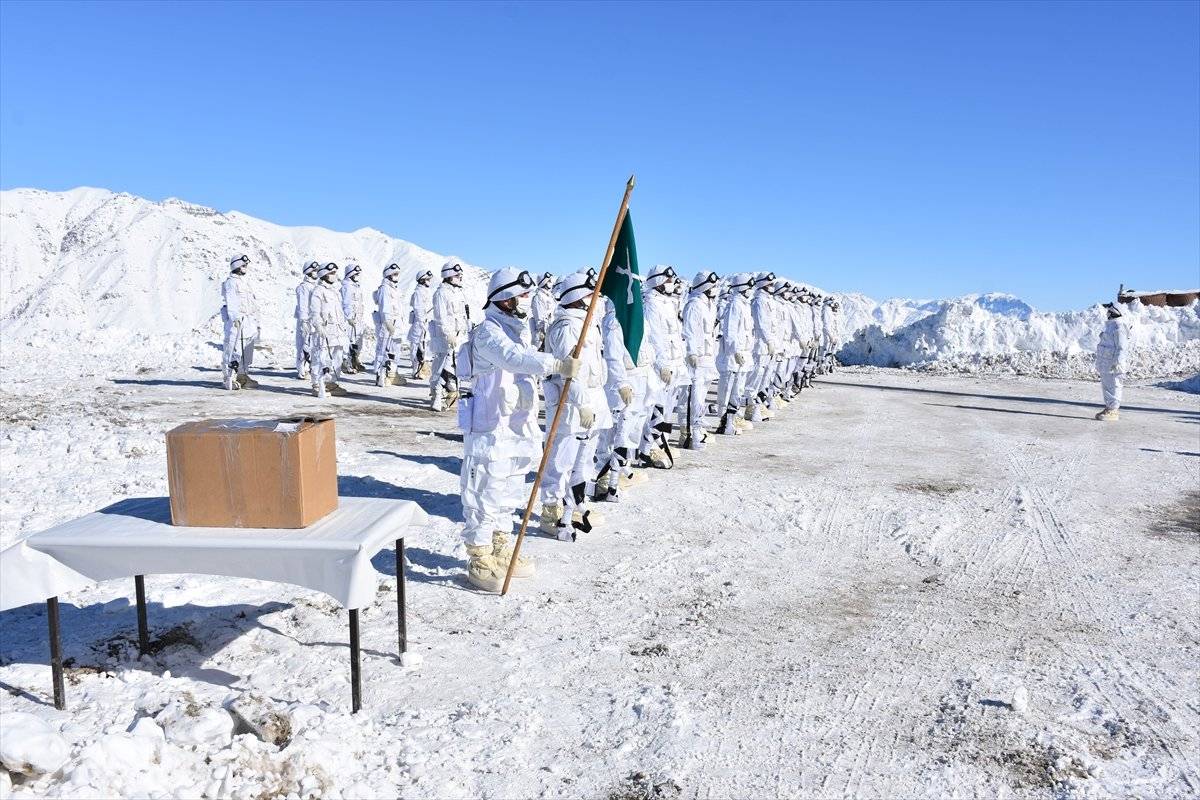 Zeliha Nine'nin ördüğü yün çoraplar Mehmetçik'i duygulandırdı