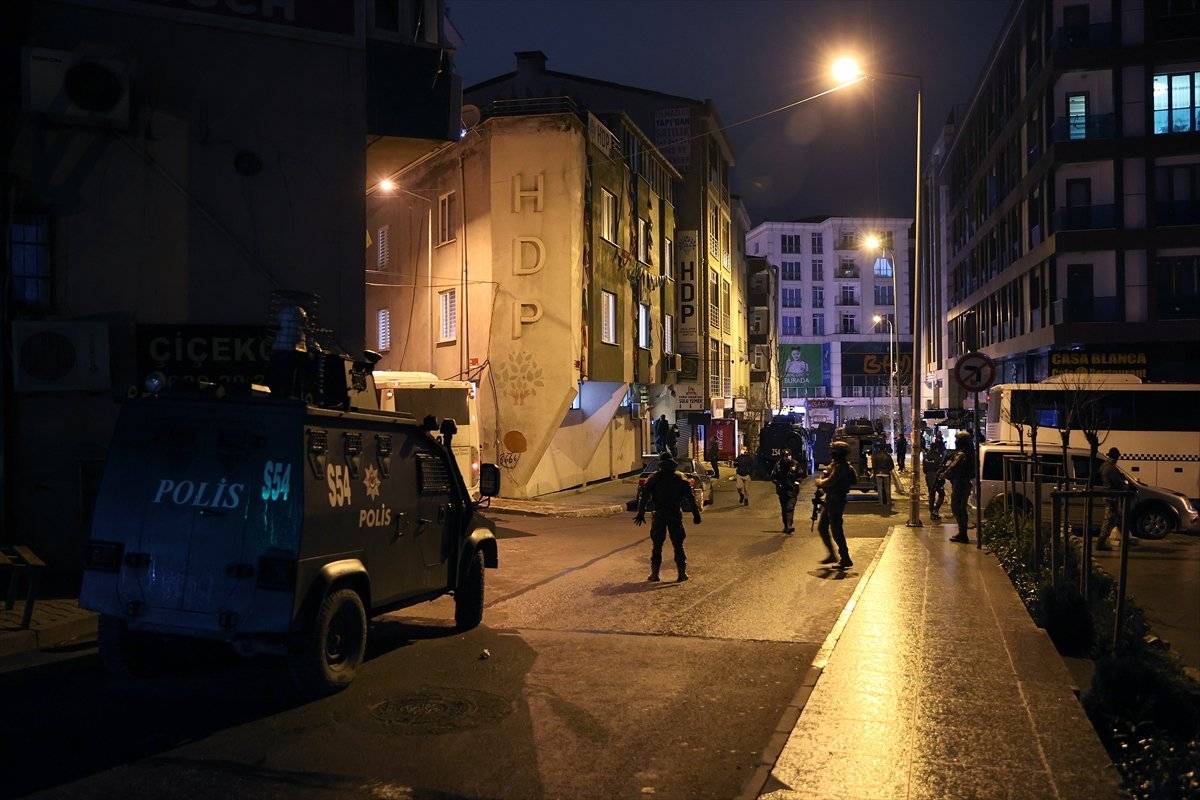 Esenyurt'ta HDP ilçe binasına operasyon